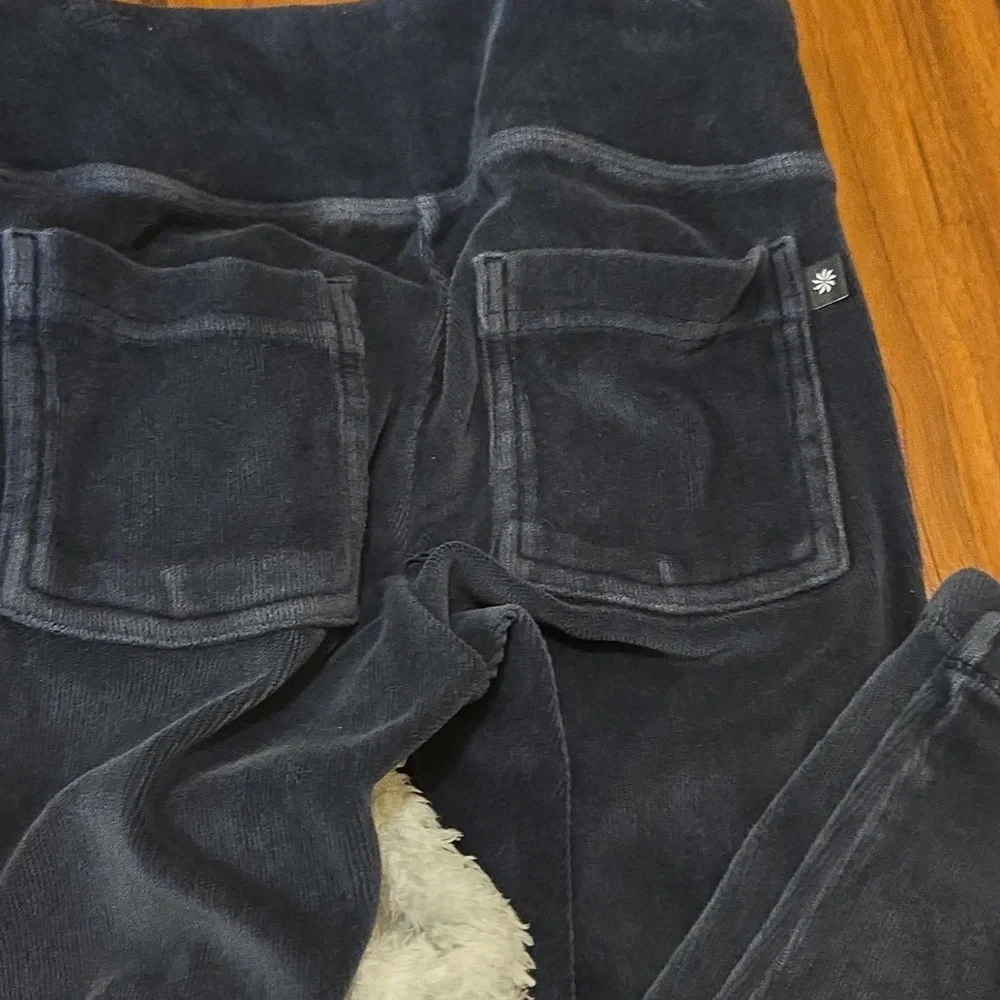 Patagonia Vest And Athleta Girl Leggings - Picture 4 of 5